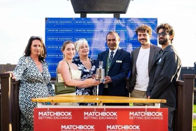 Streamline Taxis Raises Funds For Martlets Hospice At Brighton Racecourse Evening